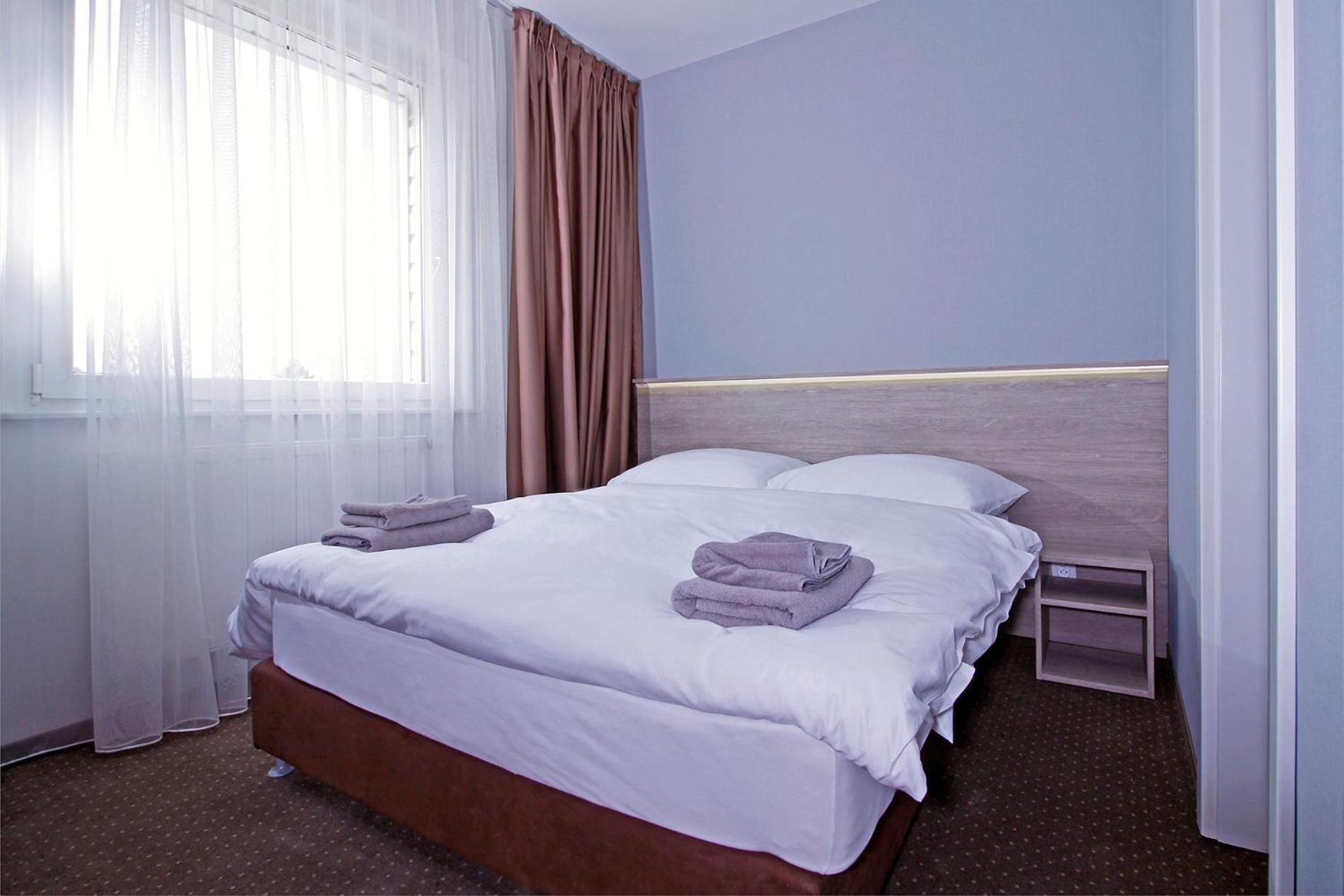 Aviator Garni Hotel Pressburg Exterior foto