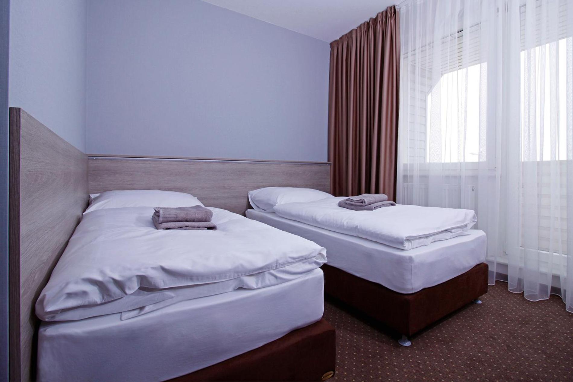 Aviator Garni Hotel Pressburg Exterior foto