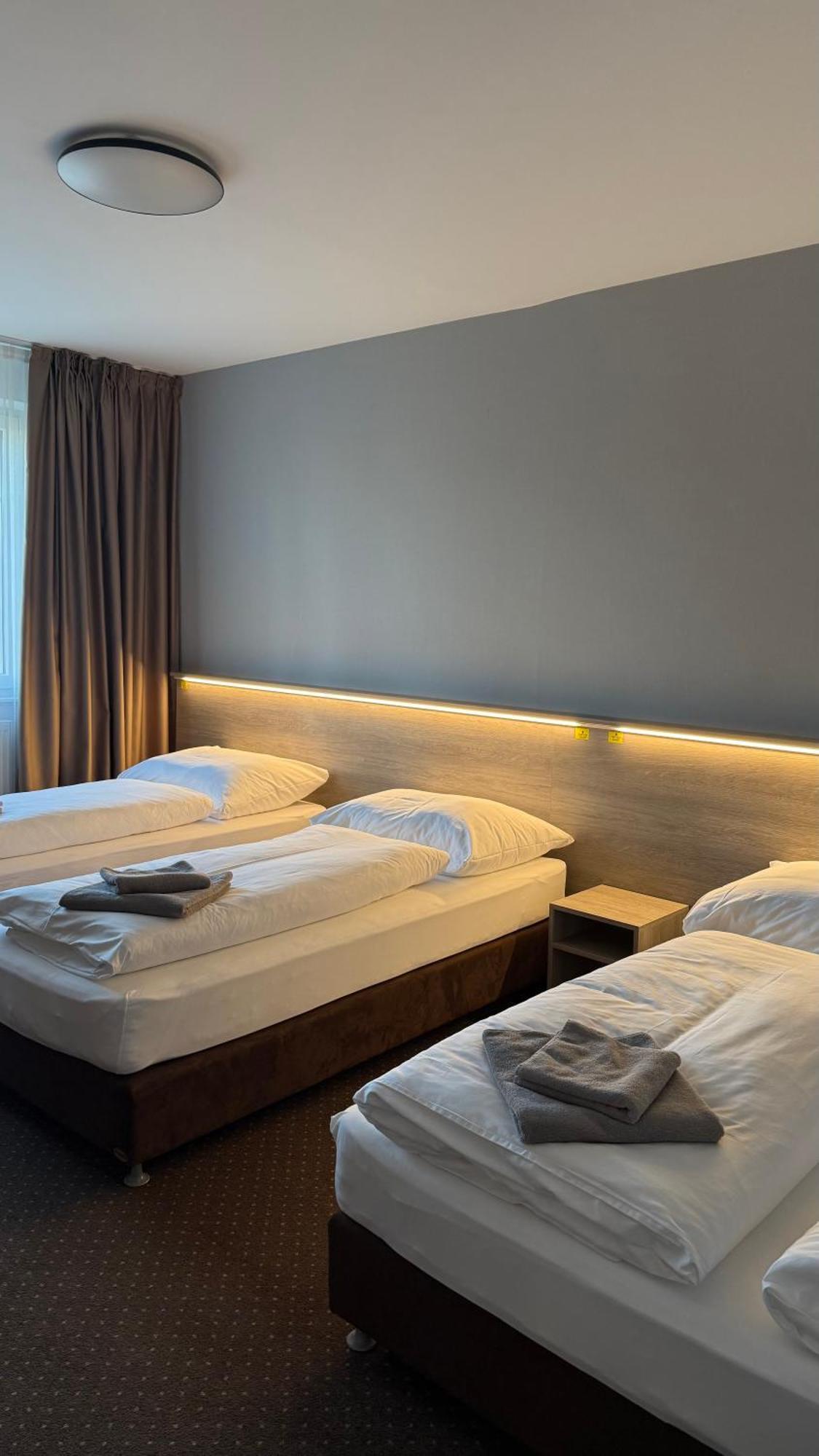 Aviator Garni Hotel Pressburg Exterior foto