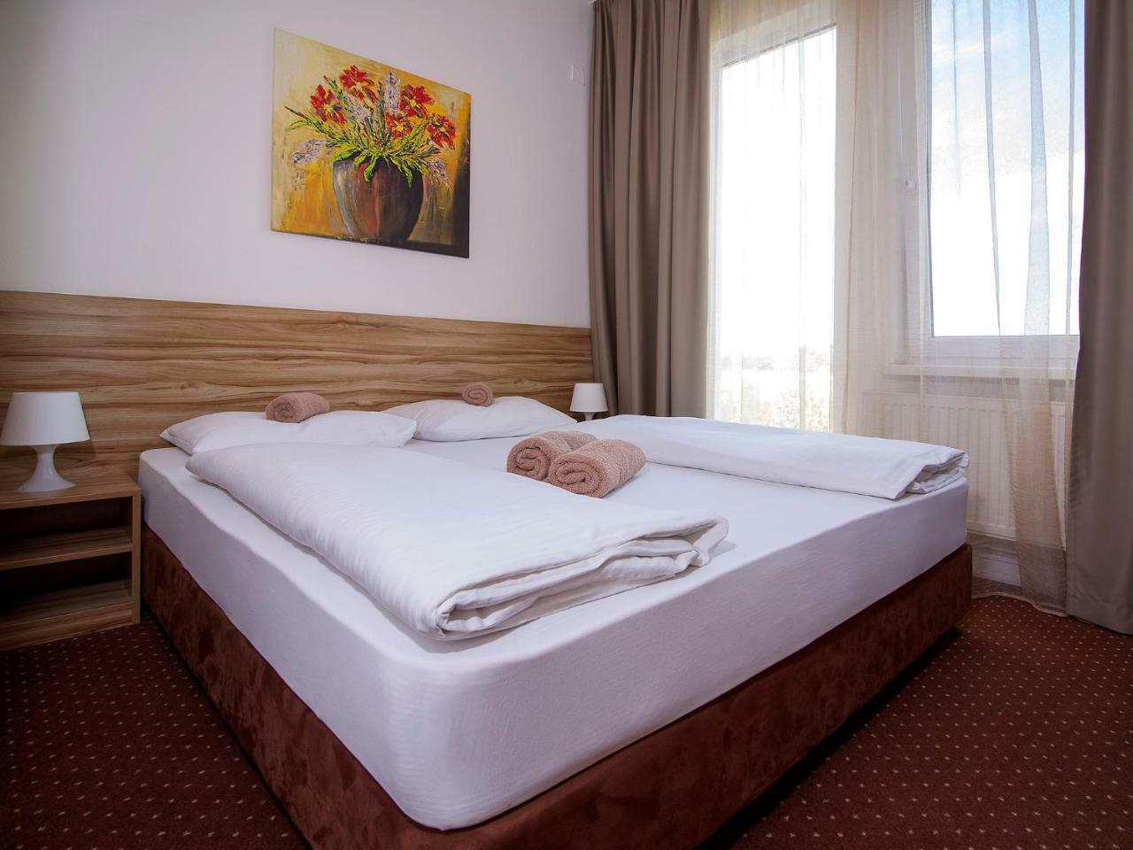 Aviator Garni Hotel Pressburg Exterior foto