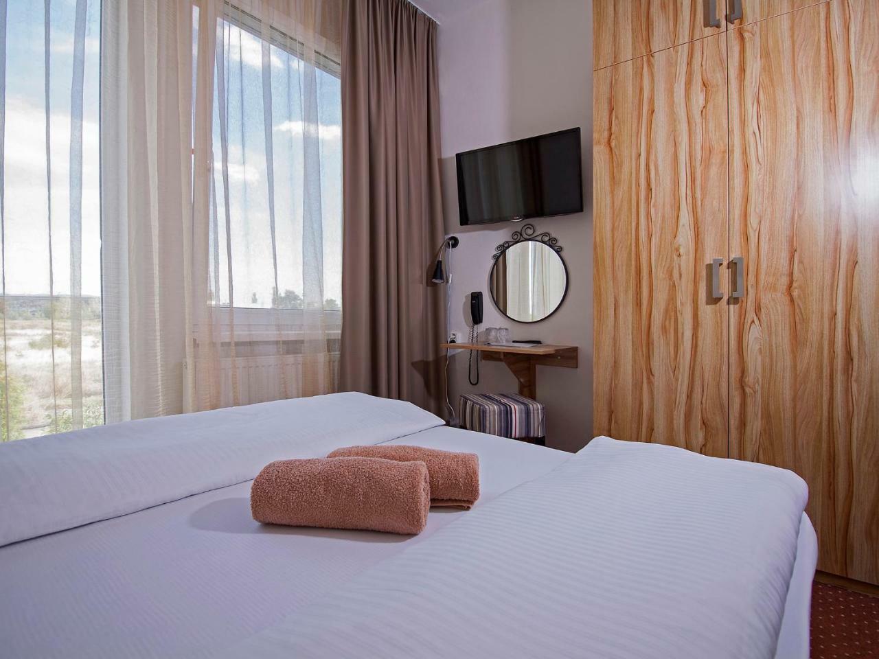 Aviator Garni Hotel Pressburg Exterior foto