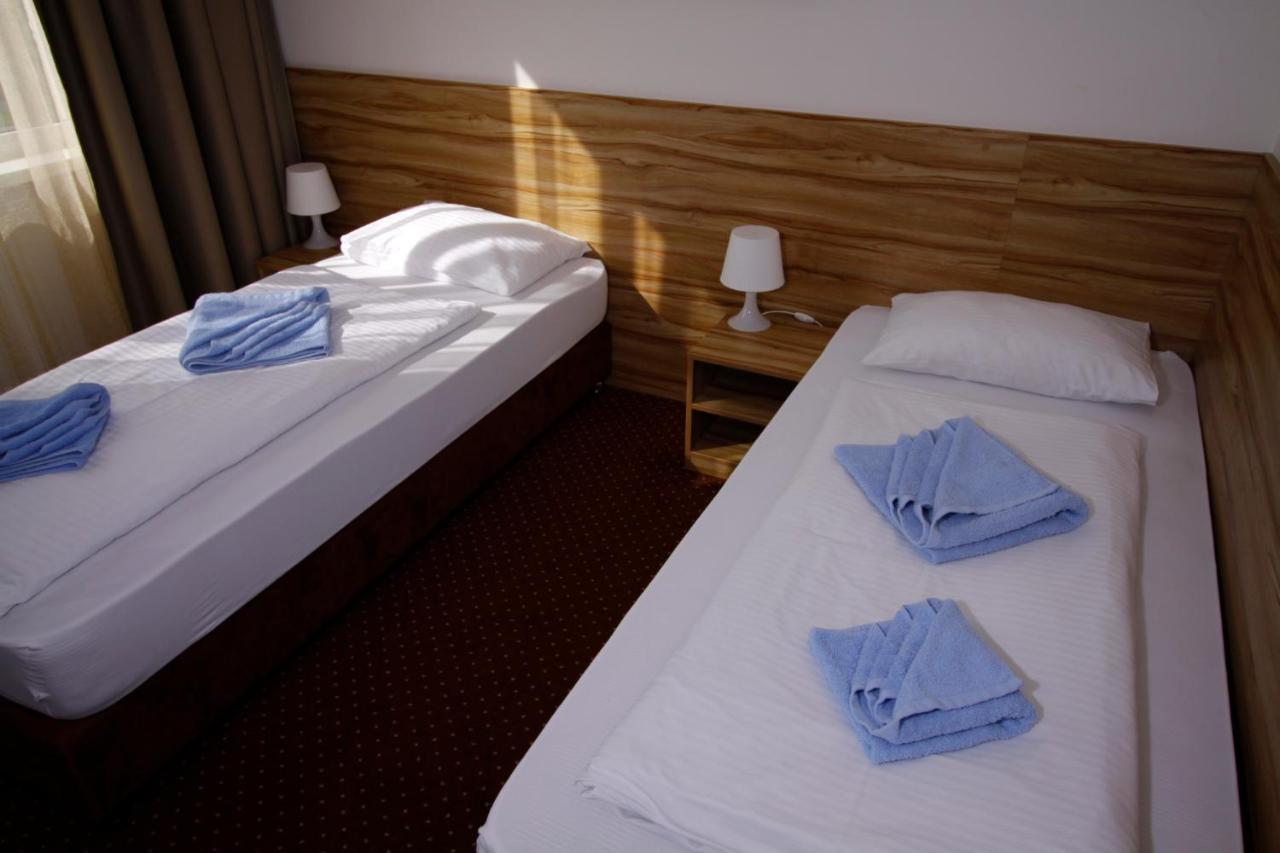 Aviator Garni Hotel Pressburg Exterior foto
