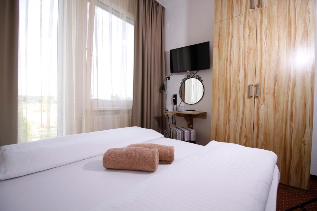 Aviator Garni Hotel Pressburg Exterior foto