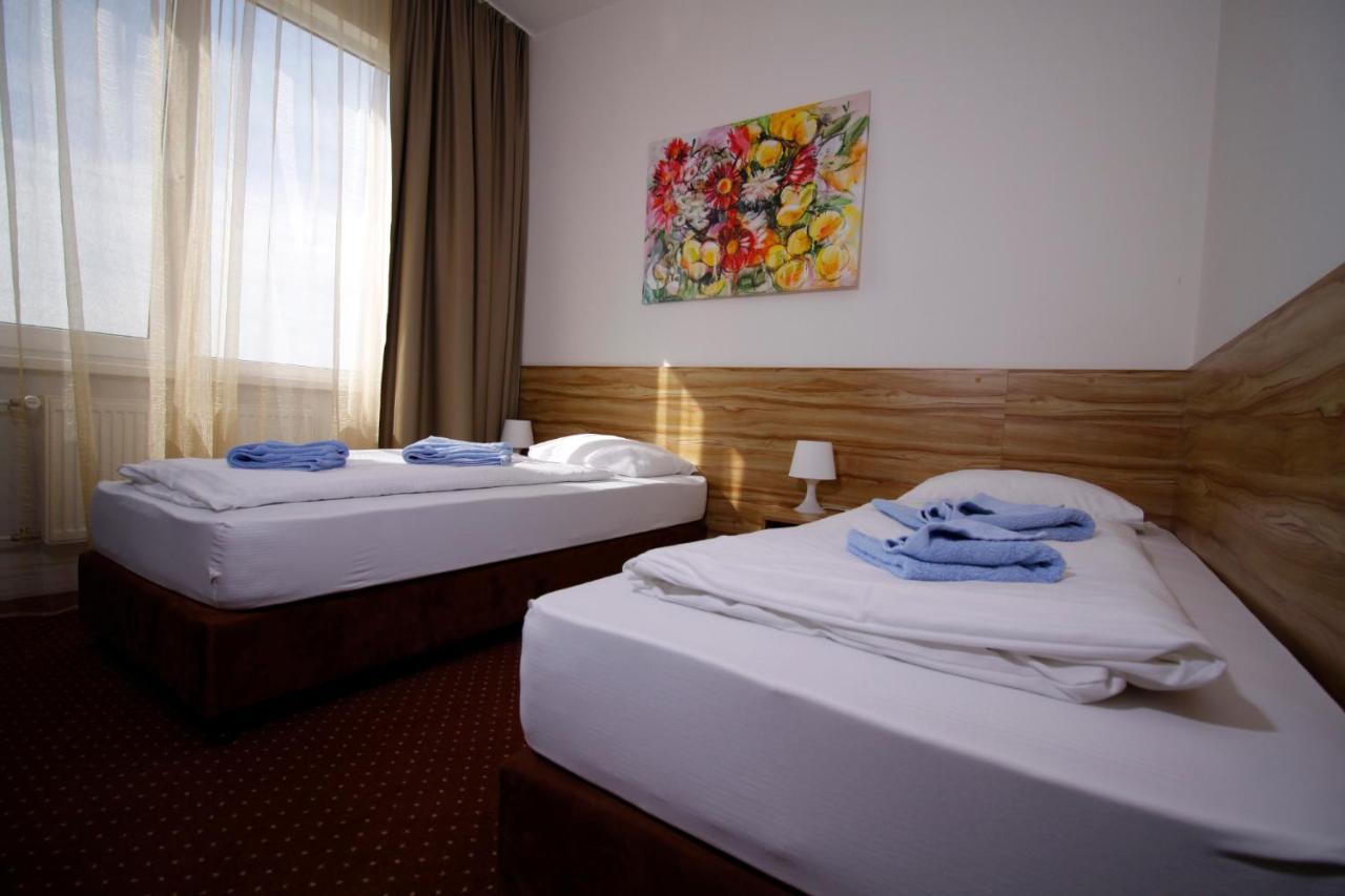 Aviator Garni Hotel Pressburg Exterior foto