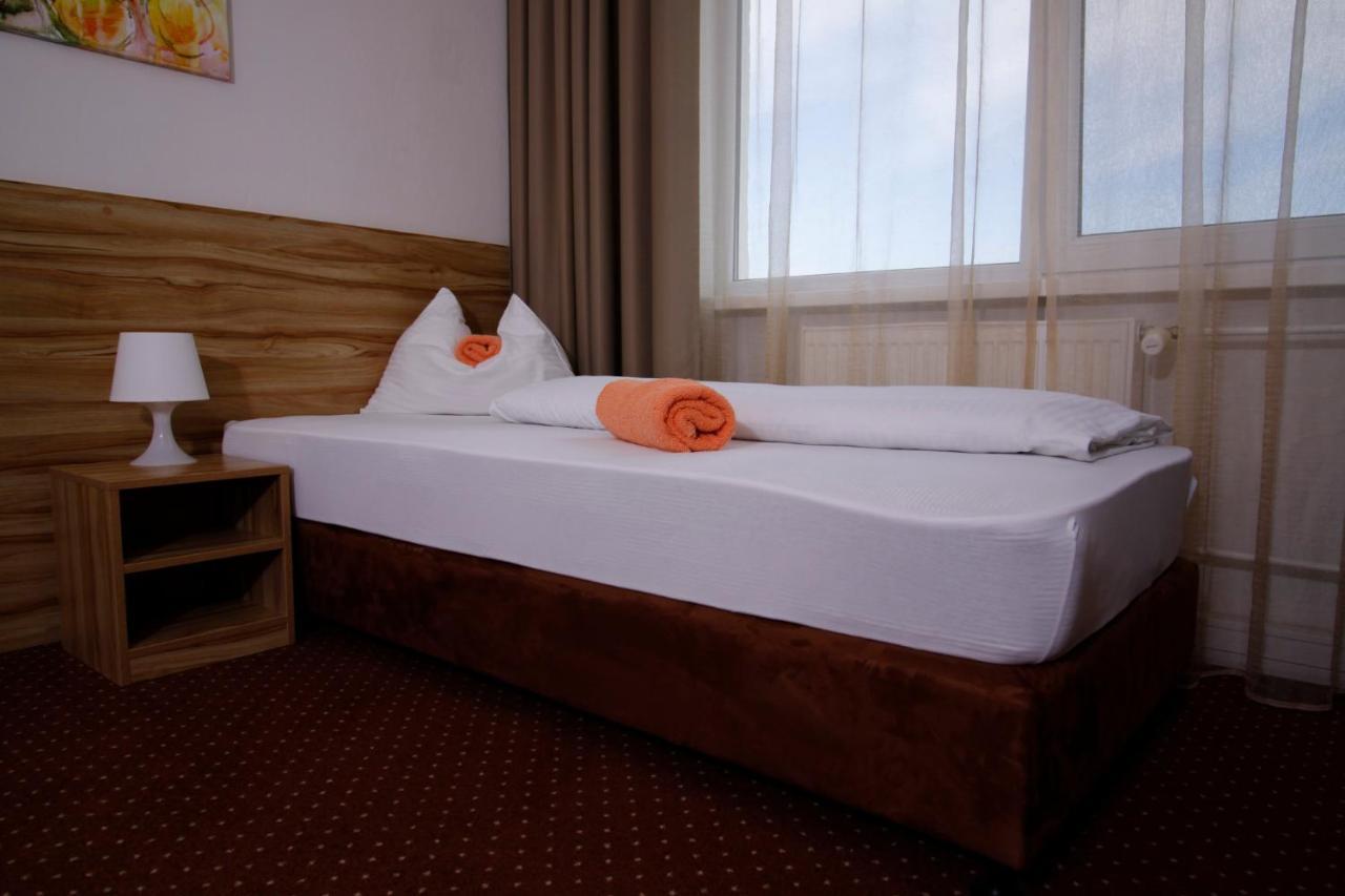 Aviator Garni Hotel Pressburg Exterior foto